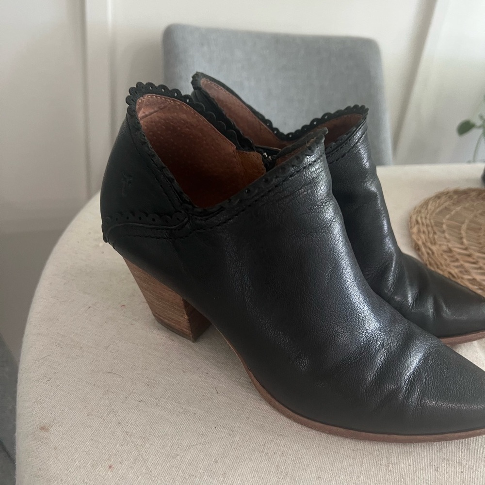 FRYE Womens Ankle Boot Black 7M Reed Scallop Shootie Leather Side Zips Heels